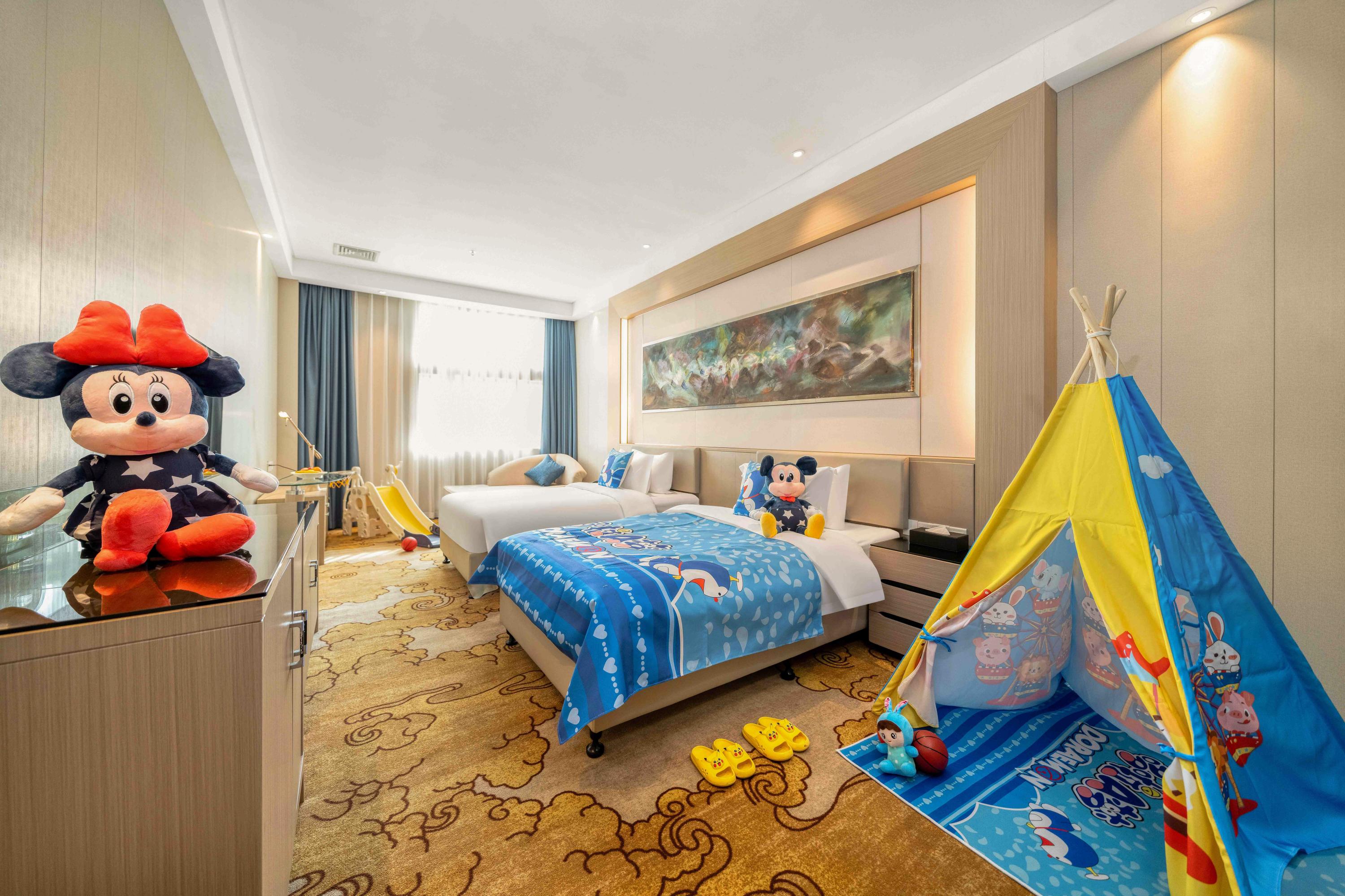 Reference image of a luxury family room for three (subject to actual arrangement).