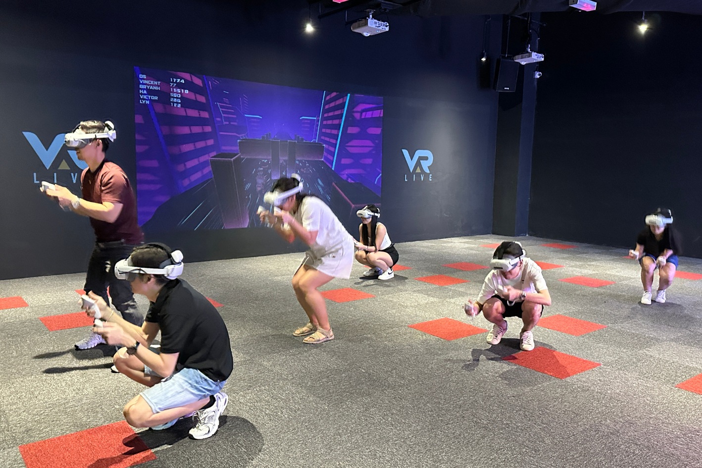 【KLGCC 商場】招牌VR漫遊遊戲 – 步入世界，您可以自由漫遊、解謎或與隊友並肩作戰。