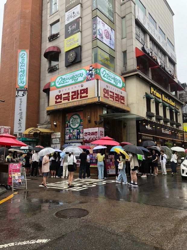 The currently popular play Subway Line 2 is performed at this theater in Daehangno.