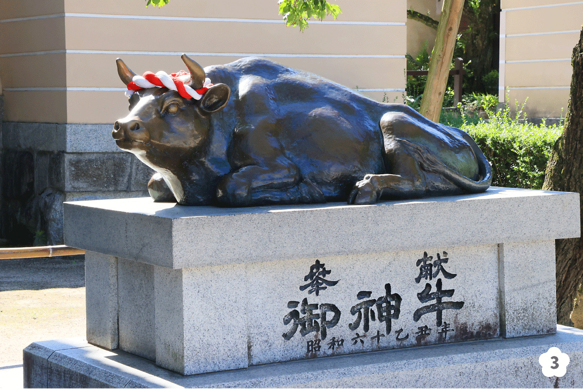 據說摸一摸「御神牛」能夠祈求學業進步、考試順利。也有傳說認為，若身體某個部位不舒服，摸摸神牛相同的位置，便能祈求健康與平安。