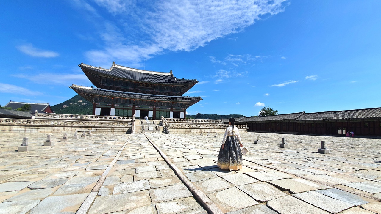 ソウル市内 半日観光ツアー 景福宮・守門将交代式・北村・仁寺洞・益善洞・広蔵市場 (ソウル発 / 日本語ガイド付き)