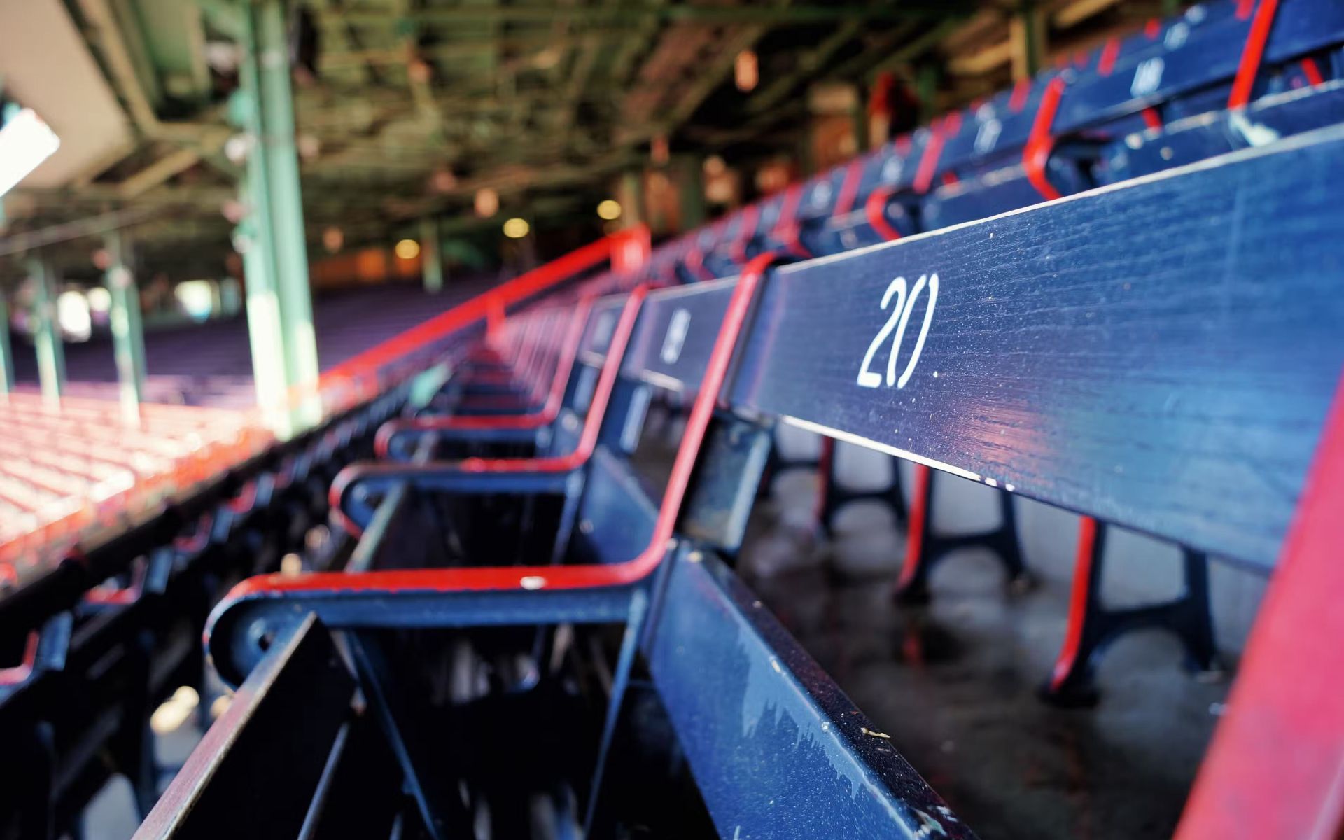 坐上芬威球場的經典木製座椅,感受永恆賽事的懷舊氛圍 坐上芬威球場的經典木製座椅,感受永恆賽事的懷舊氛圍