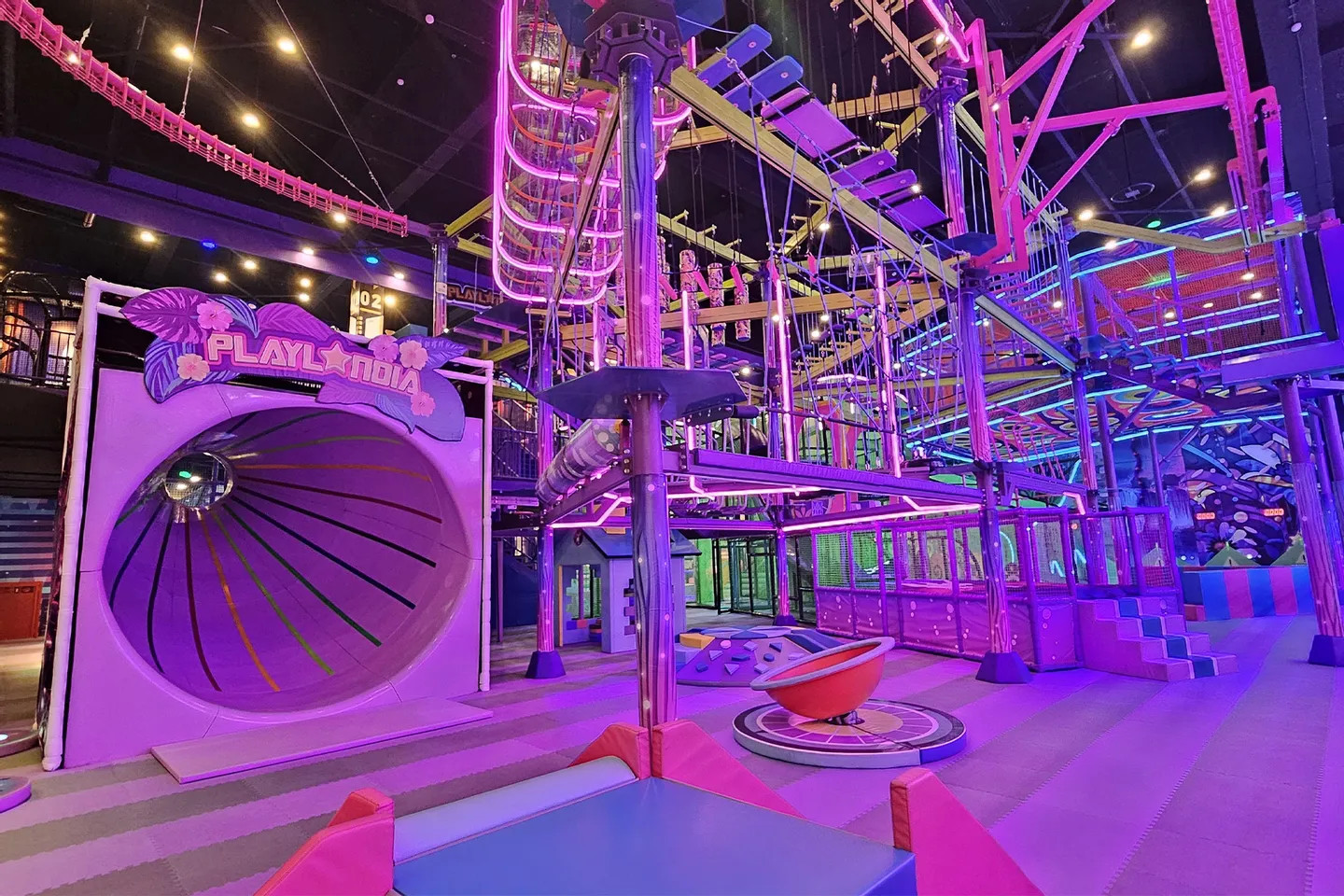 沉浸在霓虹閃爍的奇幻世界，體驗高空繩索與未來感十足的探索樂趣！