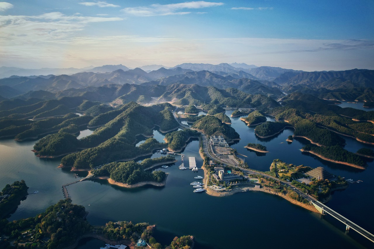 Chartered car in cities around Shanghai (Suzhou / Wuxi / Wuzhen / Hangzhou / Hengdian / Qiandao Lake)