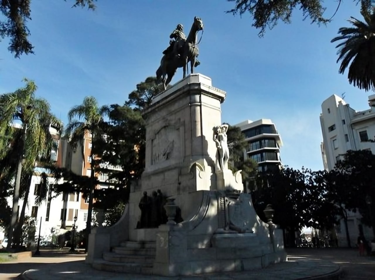 Montevideo : Must-See Sites Walking Tour With A Guide