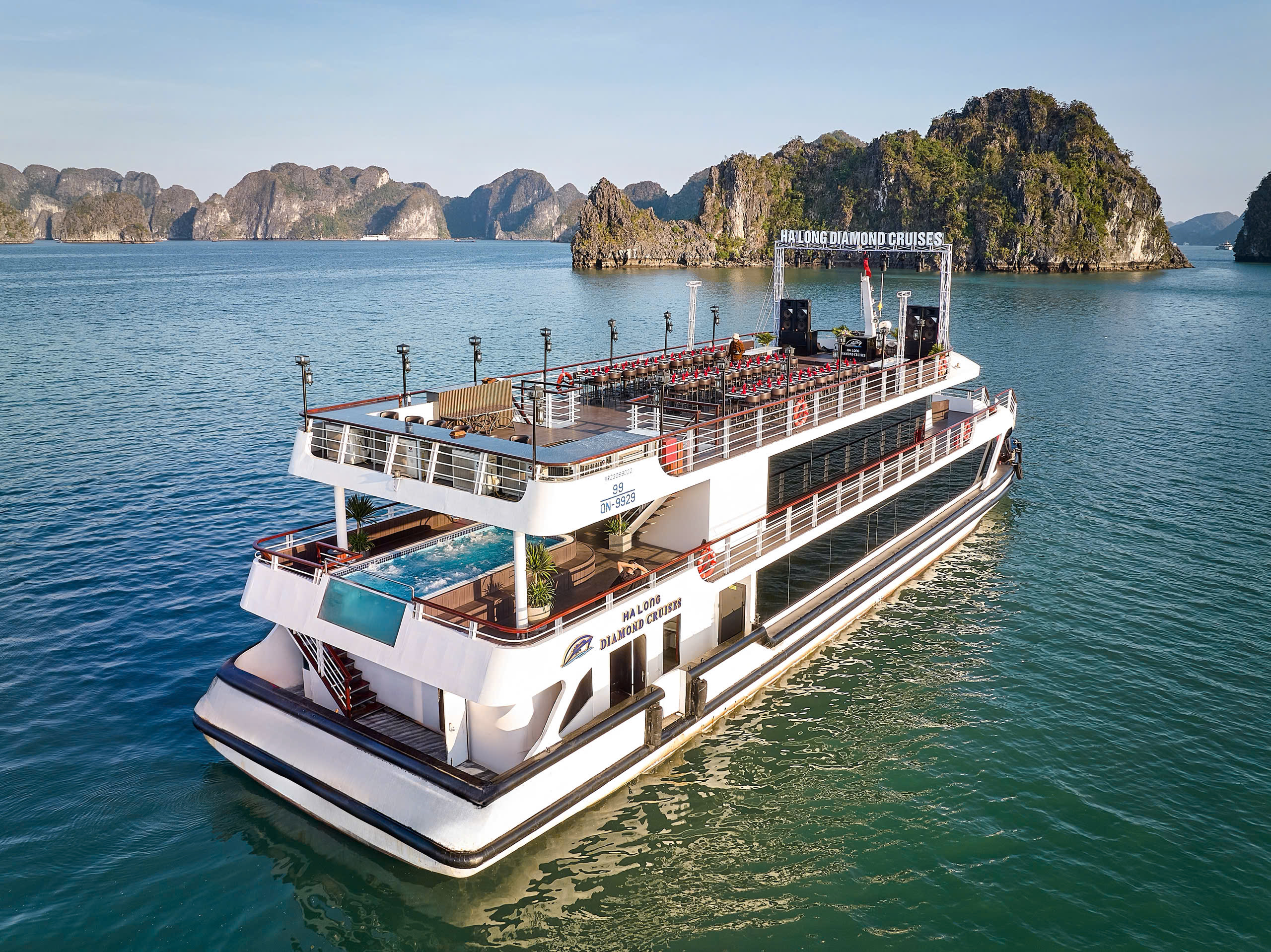 Diamond Luxury Day Cruise: Ha Long Bay, Sung Sot , Luon, Titop