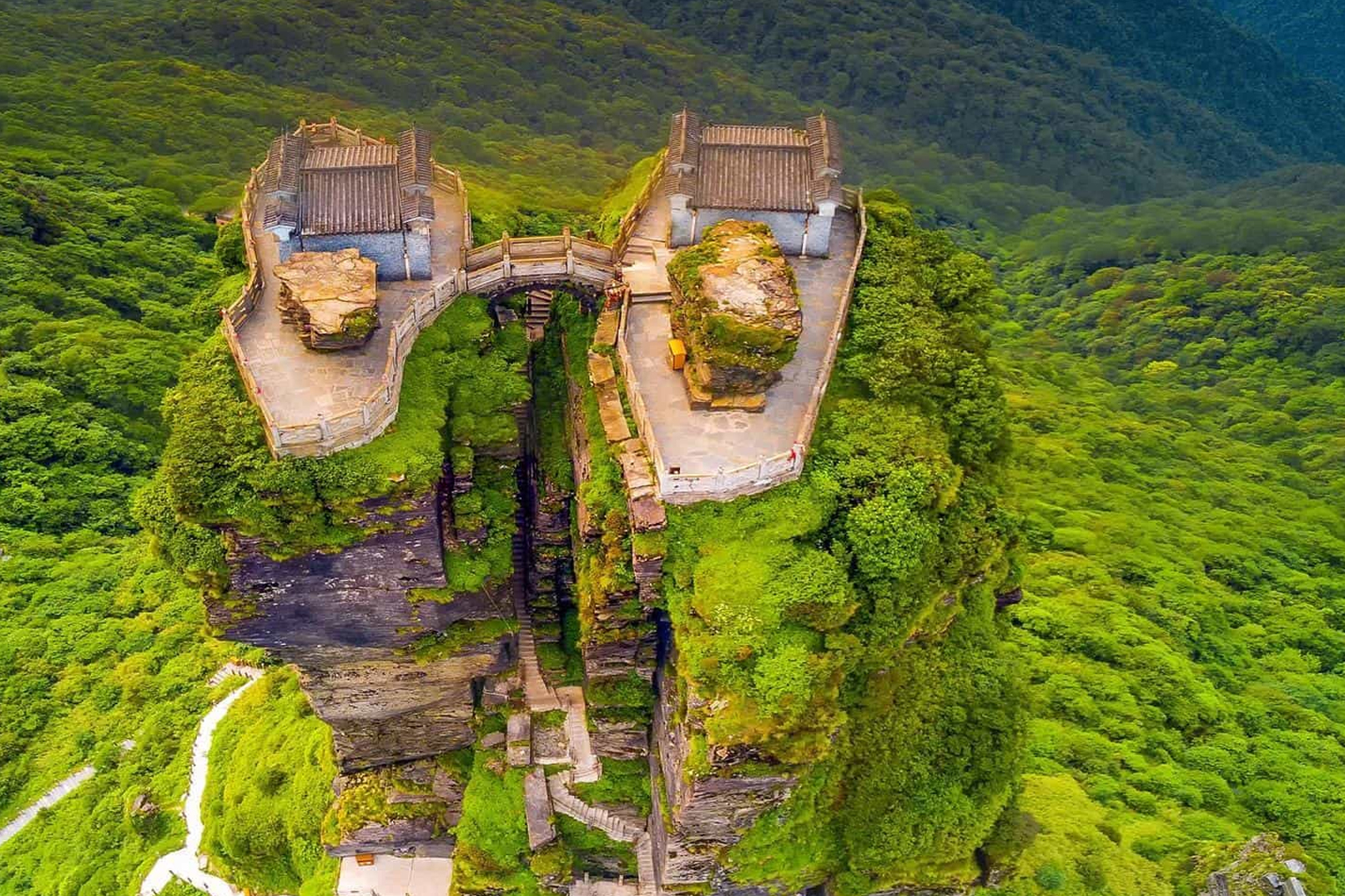 梵淨山，主要景點有蘑菇石、皇洞、萬卷書、老金頂、拜佛臺、鳳求凰、紅雲金頂、承恩寺等