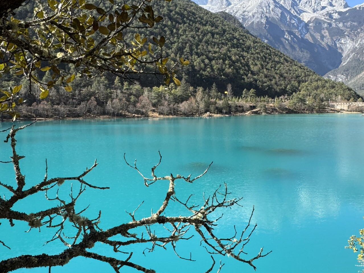 Arrive at the Blue Moon Valley of Yulong Snow Mountain in the afternoon. Yulong Snow Mountain is famous for its danger, strangeness, beauty and elegance. It is magnificent and exquisite. With the change of seasons and the weather, sometimes the clouds are
