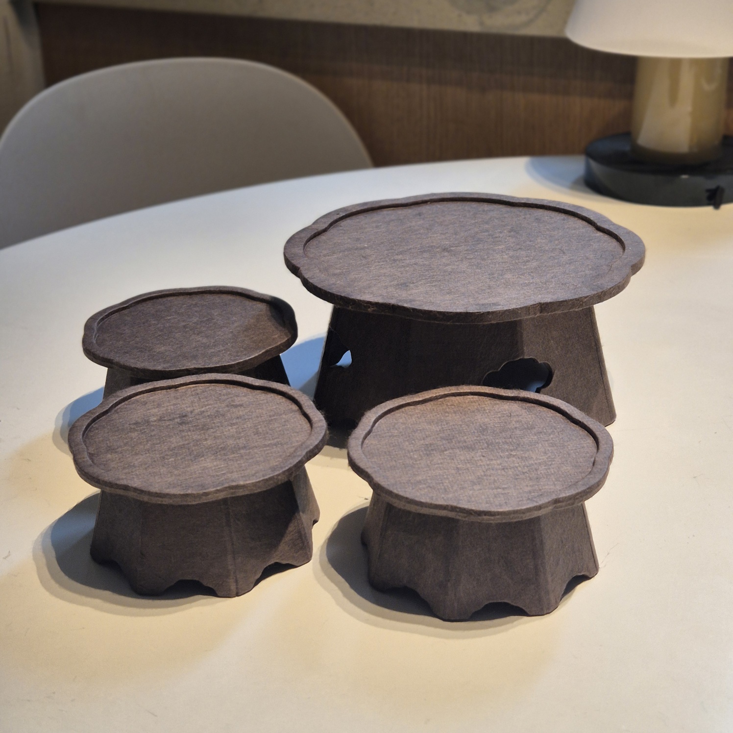 傳統韓式小飯桌的精巧新詮釋。無論是作為茶杯墊或小巧的桌面擺飾,都完美無瑕。
傳統韓式小飯桌的精巧新詮釋。無論是作為茶杯墊或小巧的桌面擺飾,都完美無瑕。