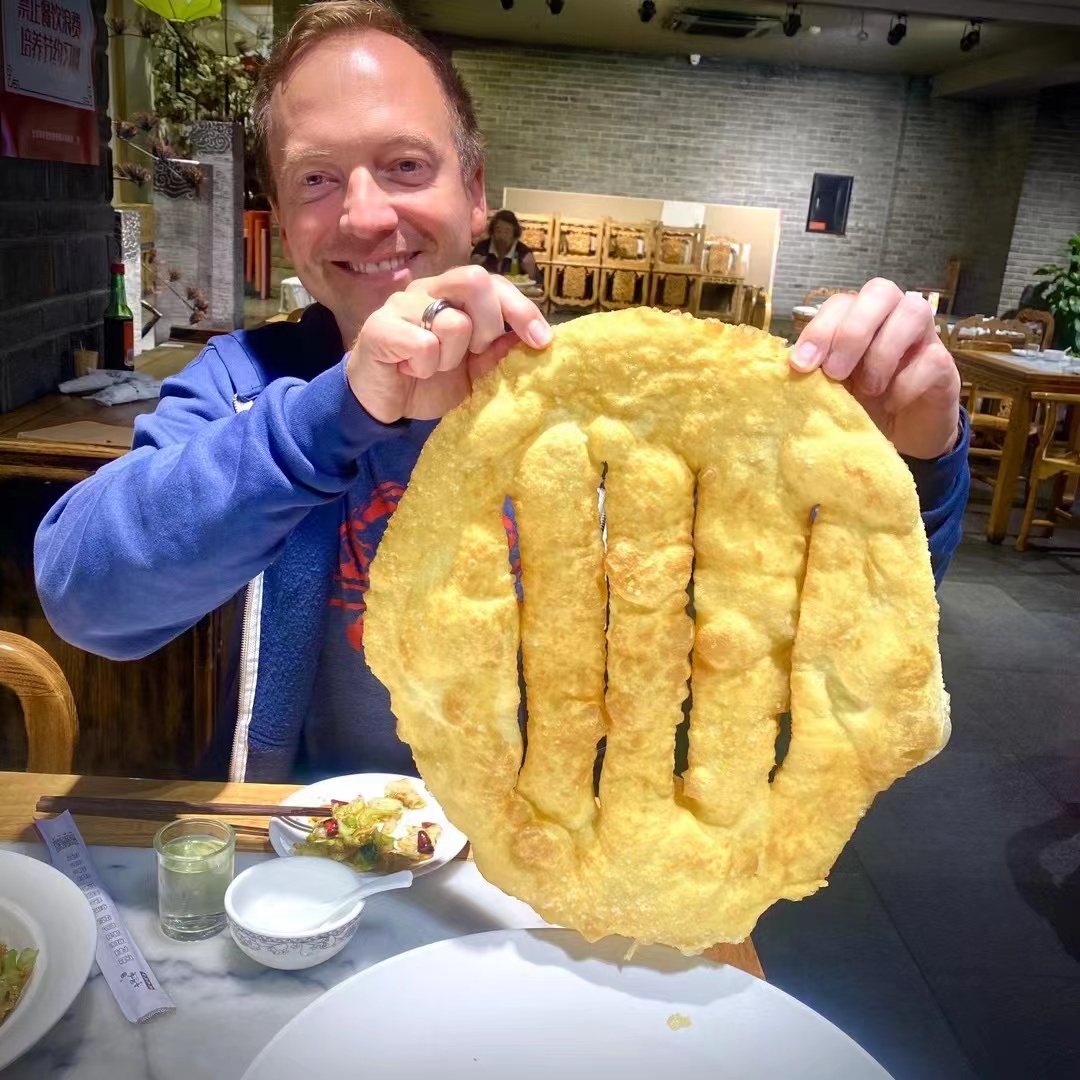 沿途漫步時，街頭巷尾的老北京小吃滿是菸火氣 —— 酸甜的糖葫蘆、鮮香的現攤煎餅，還有各類地道小食藏在其間。如果你們對這些街頭風味感興趣，記得及時跟導遊溝通，我們會為你安排品嚐機會，滿足舌尖上的期待。
本次行程的美食重點，是專門停靠三家特色餐廳：一家烤鴨餐廳、一家火鍋餐廳和一家雲南風味餐廳。讓你在遊覽間隙，集中打卡不同類型的特色美食，為旅途增添舌尖上的精彩。