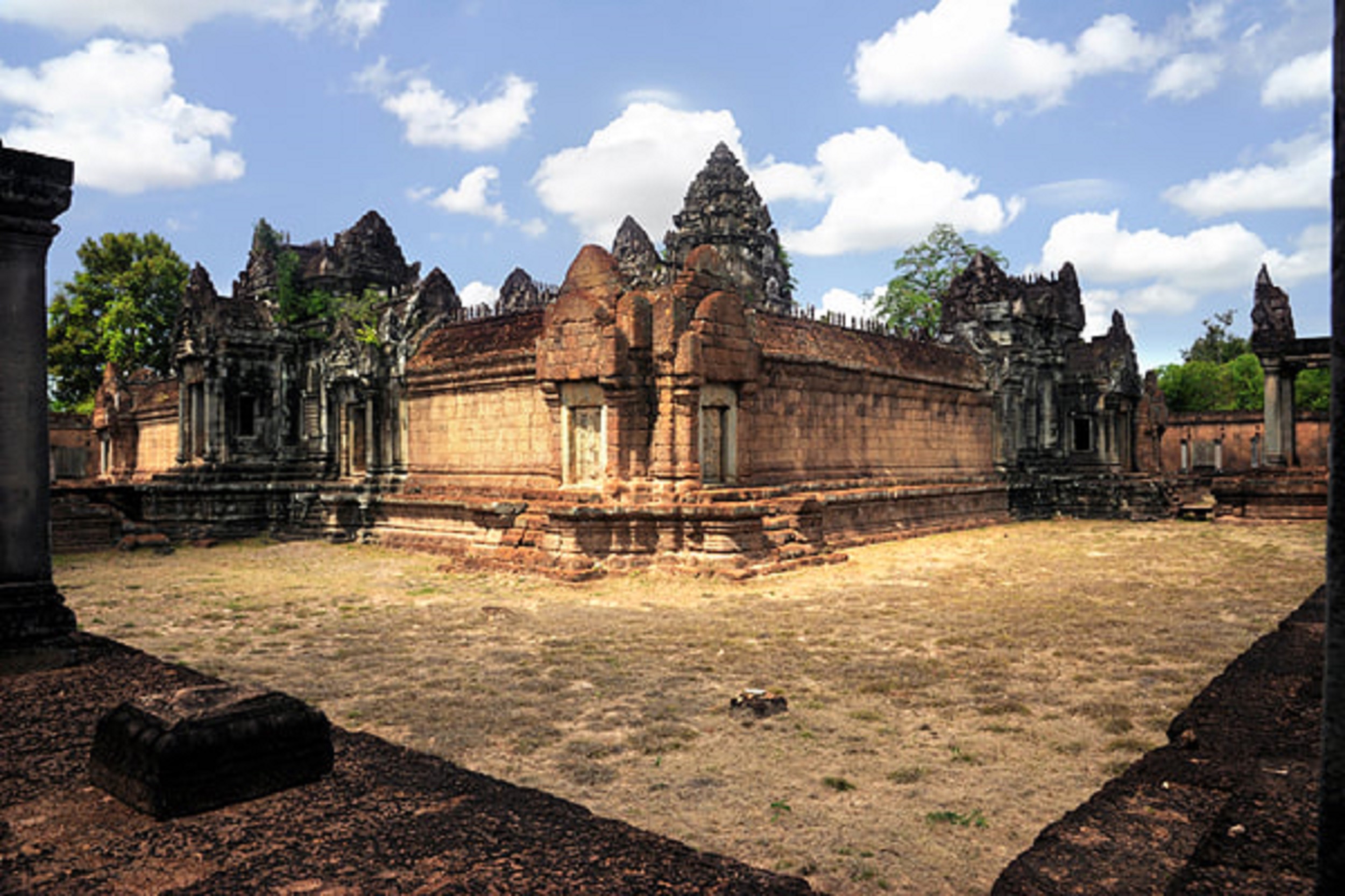崩密列（Beng Mealea Temple）、女王宮（Banteay Srei Temple）和班提薩莫寺（Banreay Samre Temple）