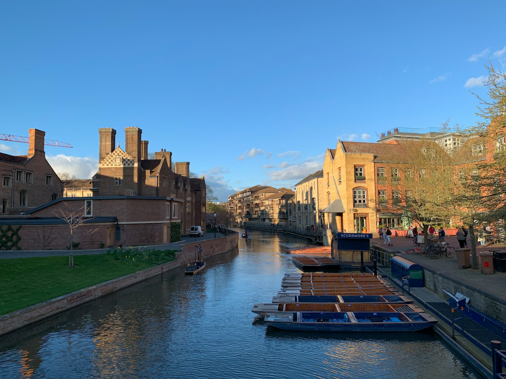 遙望劍橋康河（River Cam），可以欣賞沿岸的古老學院建築、庭院和橋樑。劍橋有許多著名景點，像是國王學院（King’s College）、三一學院（Trinity College）和聖約翰學院（St John’s College）等。在劍橋遊覽，可以深度感受這座城市的學院歷史與風光。