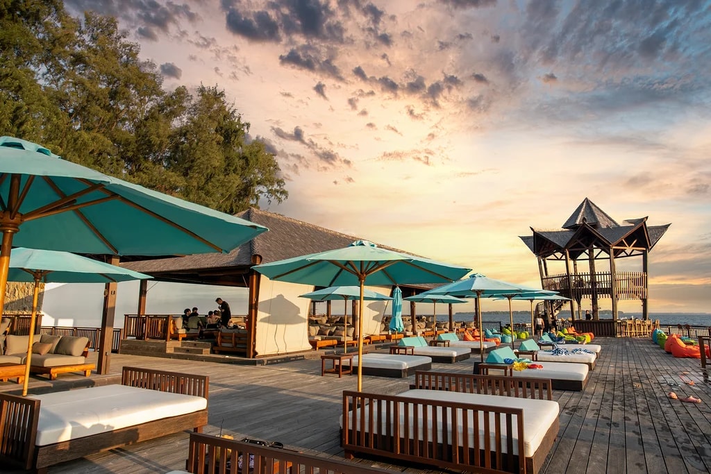 在瑟帕群島 (Sepa Islands) 享受黃金時段的氛圍——以島嶼風格的舒適感，悠閒地放鬆身心，沉浸在日落美景中