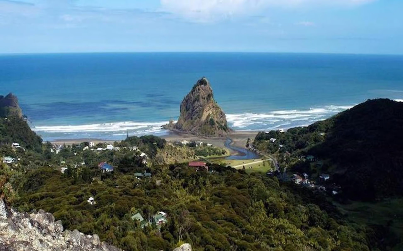 盡情探索西奧克蘭的精彩之處，從自然奇觀到歷史地標，開啟一整天的豐富旅程。