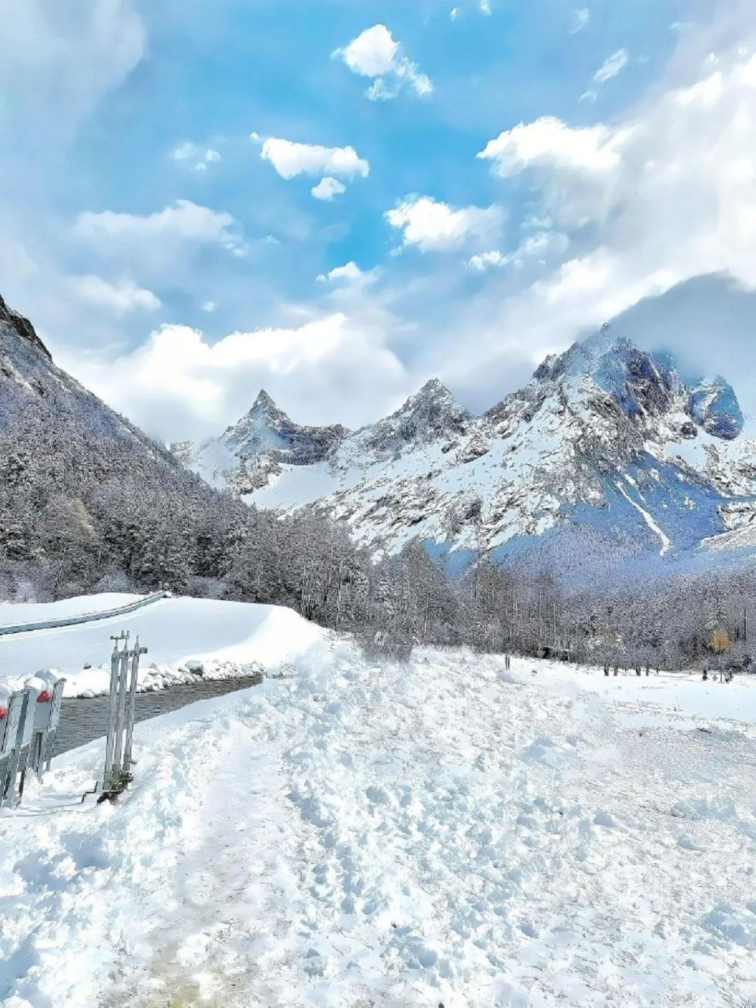 四川畢棚溝&達古冰川2 日純玩（冰雪瀑布+現代冰川+雪景湖泊+特色美食西羌農家宴、石板燒+贈送精修旅拍照+成都往返）