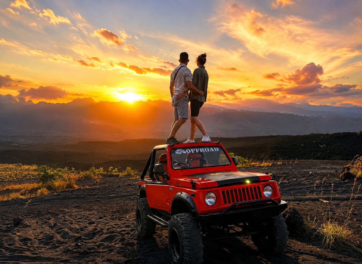 Fotograf va maxsus jip rangi bilan Batur tog‘i 4WD jip botqoq quyosh botishi
