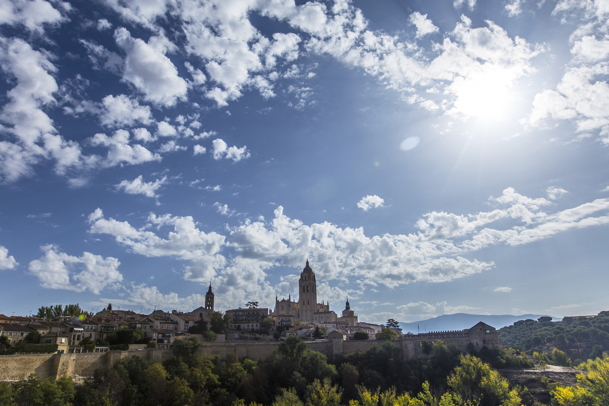 探索塞戈維亞 (Segovia) 和阿維拉 (Ávila) 的永恆奇蹟：從馬德里 (Madrid) 出發