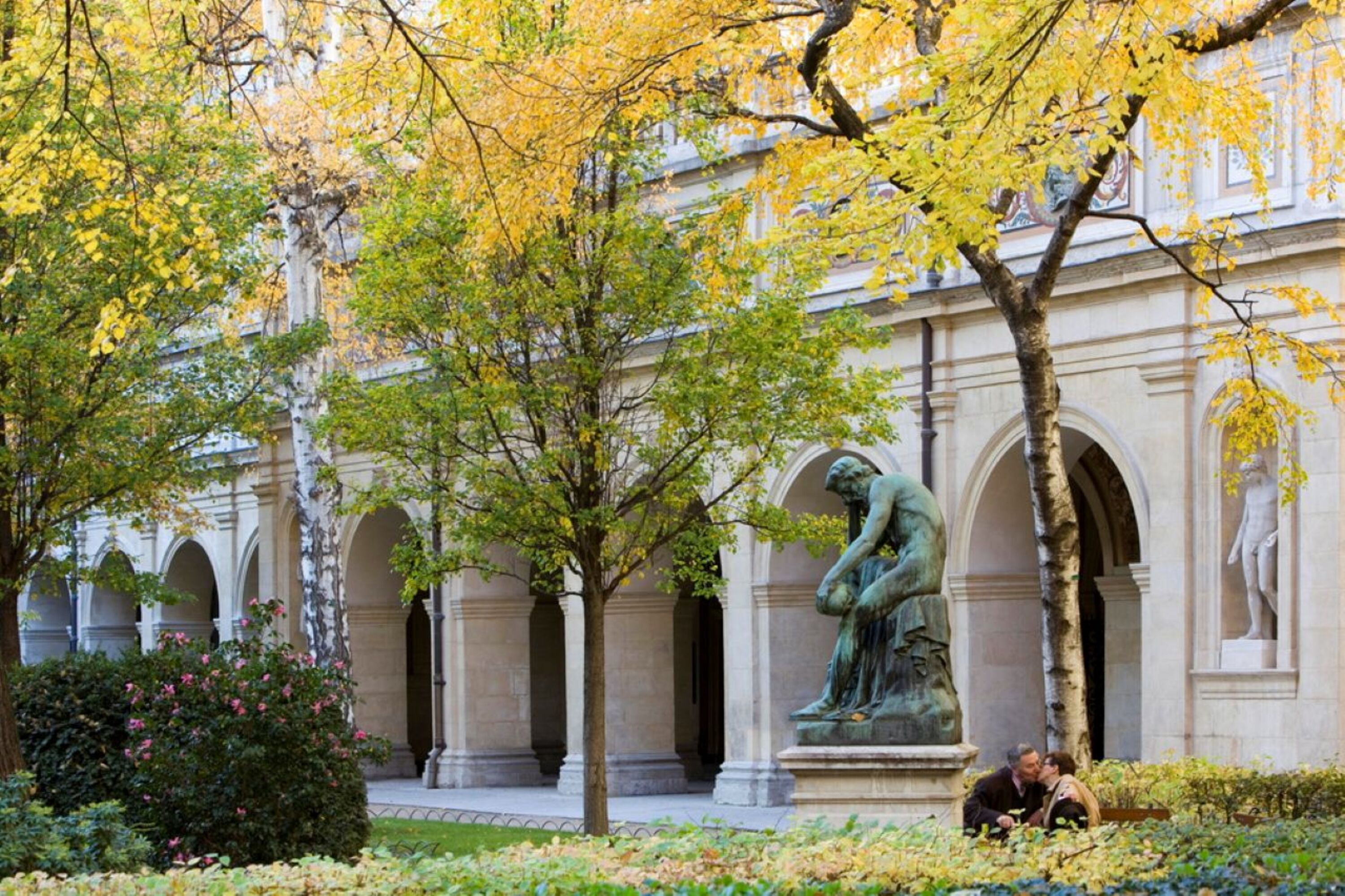 欣賞令人驚歎的建築和歷史遺蹟,它們在城市中得到了精美的保存 欣賞令人驚歎的建築和歷史遺蹟,它們在城市中得到了精美的保存