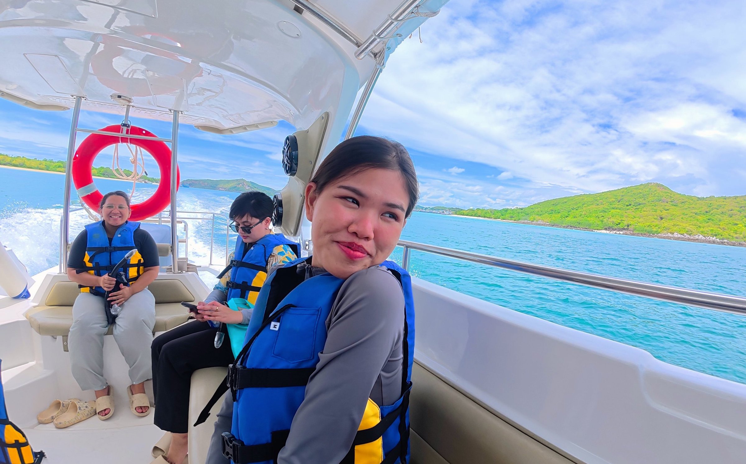 享受閣沙美珊島 (Koh Samae San) 私人快艇之旅，包含芭達雅 (Pattaya) 飯店來回接送。