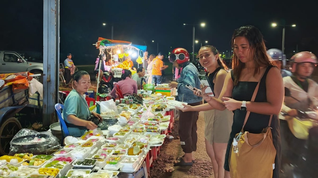 品嚐獨特的傳統高棉開胃菜，如米果拉（Mikola）和Banh Hoy。