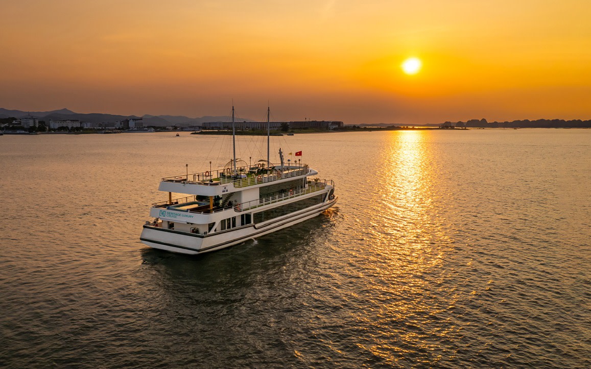 Heritage Luxury Day Cruise: Ha Long Bay Tour with Ti Top & Sung Sot