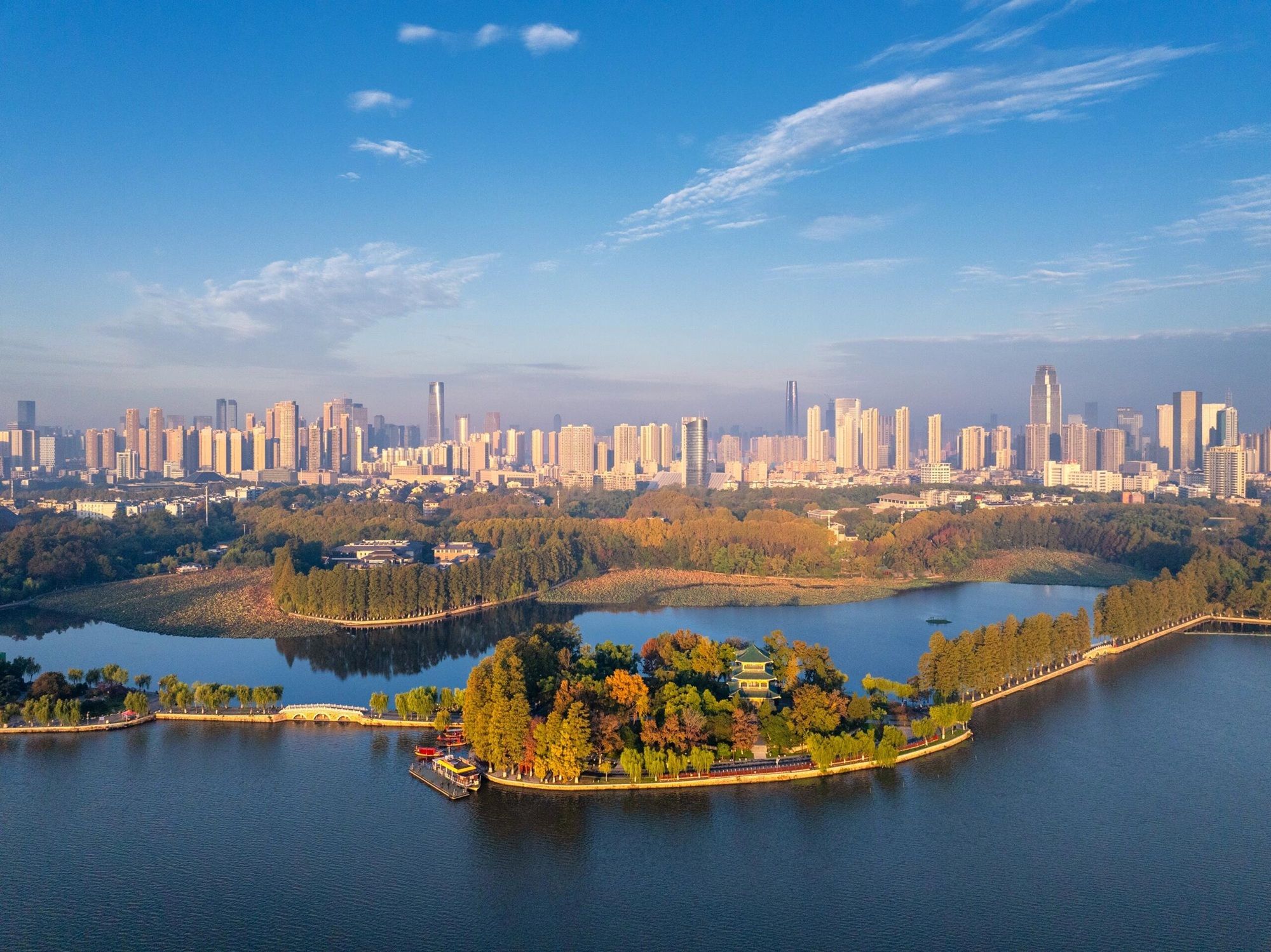 東湖碧波浩渺，島嶼蔥蘢，與林立高樓相映成趣。在這城湖交融間，盡覽武漢詩意風光