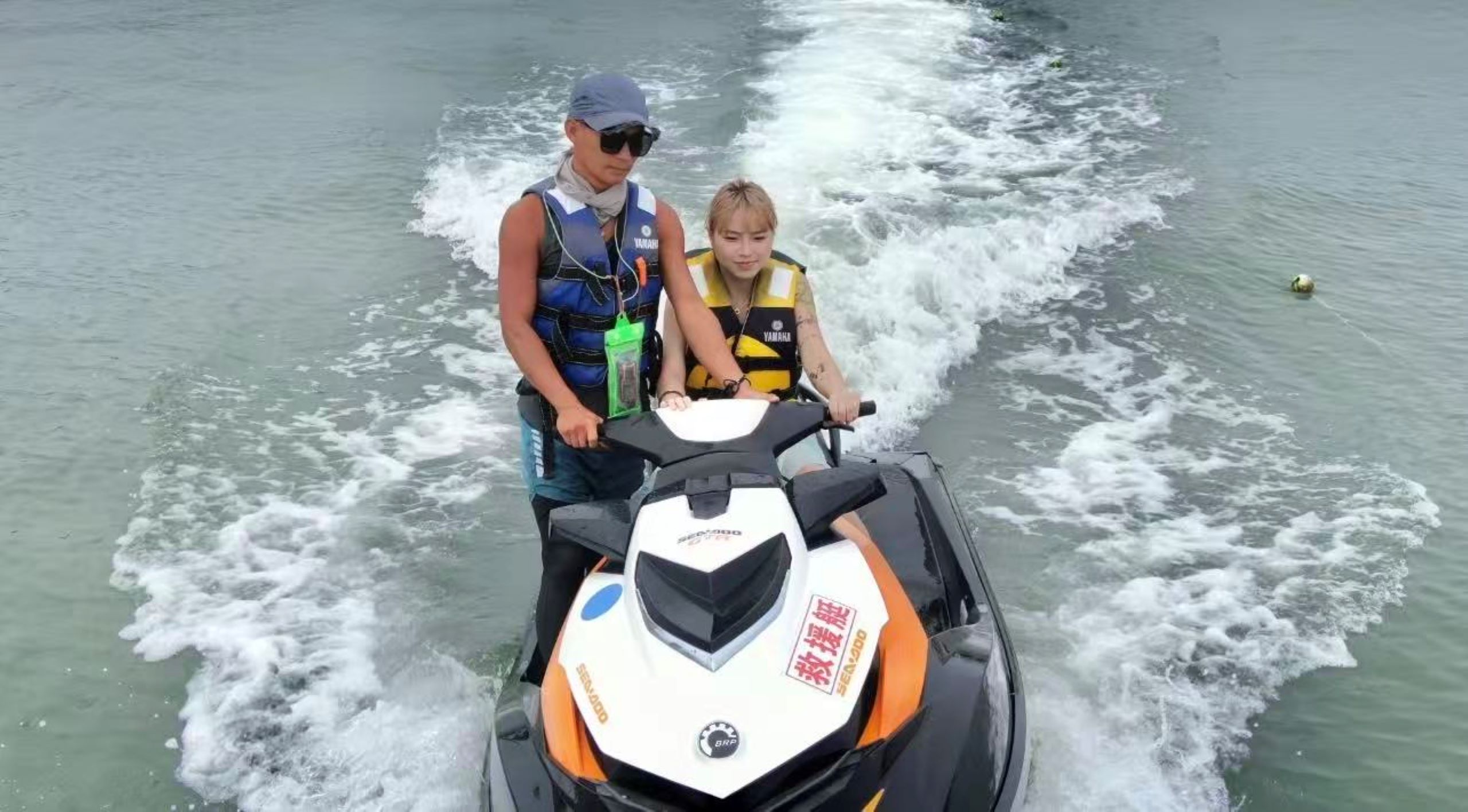 俱樂部的熱門項目之一,遊客可以在教練的指導下,駕駛摩托艇在海面上飛馳,感受海風的呼嘯和浪花的飛濺 俱樂部的熱門項目之一,遊客可以在教練的指導下,駕駛摩托艇在海面上飛馳,感受海風的呼嘯和浪花的飛濺