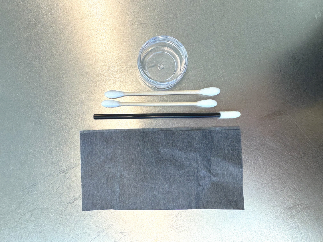 我們提供簡易的彩妝補妝組。 我們提供簡易的彩妝補妝組。