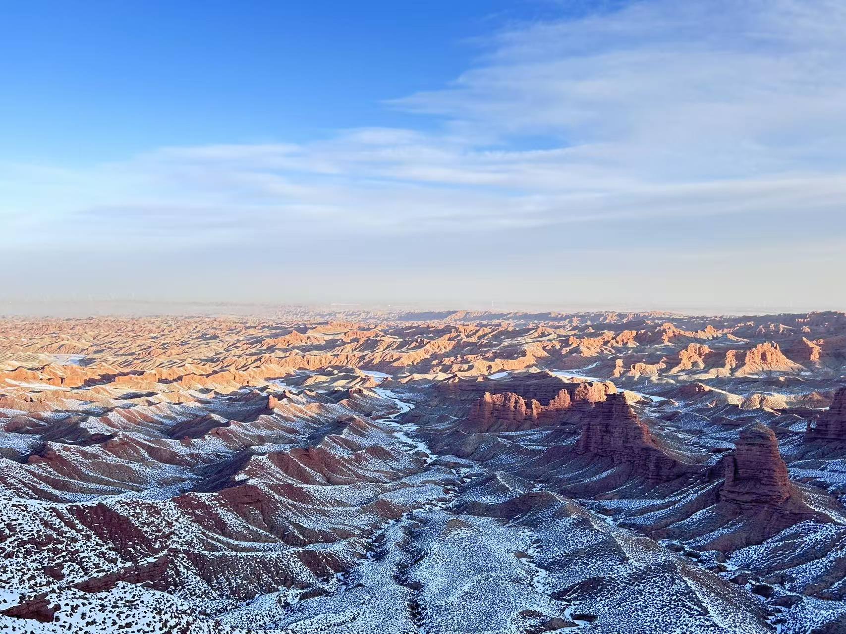 紅層丹霞 + 峽谷複合地貌，1.8 億年侏羅 - 白堊紀地質史，巖壁分層清晰，堪稱活的地質教科書；九龍匯海、將軍石、情侶峰、神龜問獸等象形景觀，一線天、雲梯帶來極強視覺衝擊。