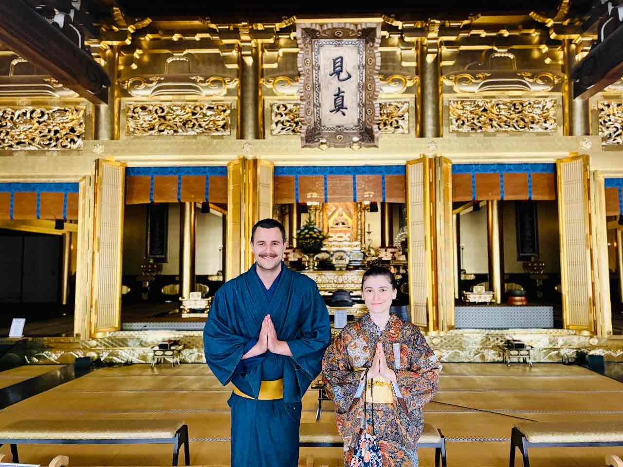 A plan to explore Kyoto in a kimono and rickshaw by chartered taxi