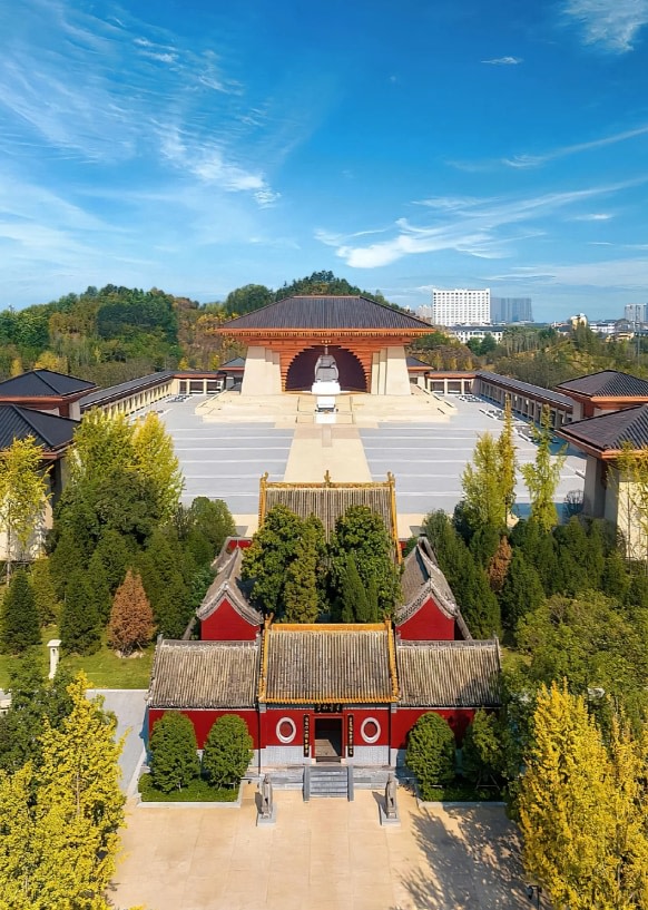 仿漢風建築巍峨矗立，紅牆黛瓦掩映於翠柏之間，殿內供奉黃帝聖像，莊嚴肅穆，承載著中華民族的文化根脈
