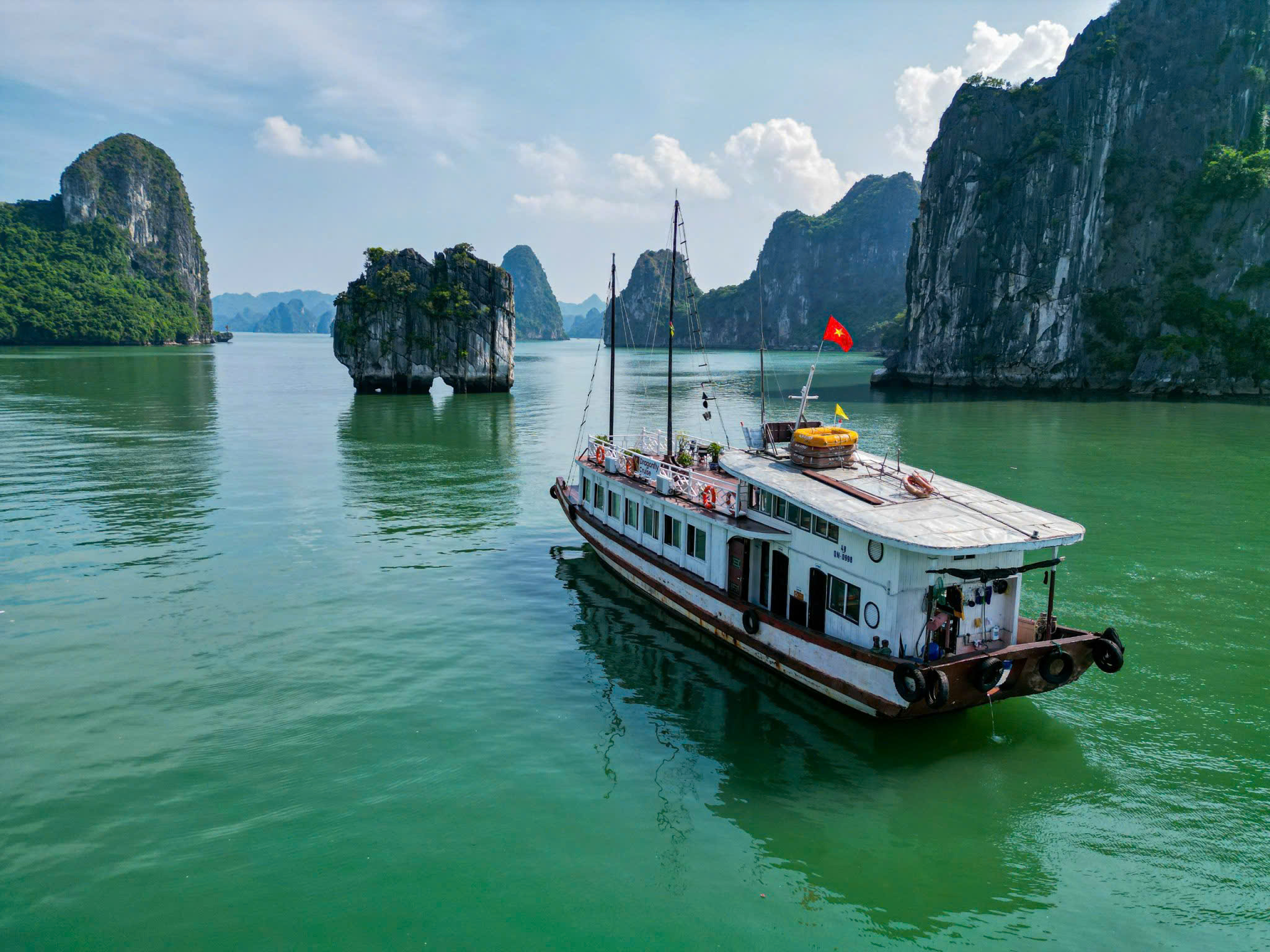 Dragonfly Day Cruise: Ha Long Bay, Thien Cung Cave Private Tour