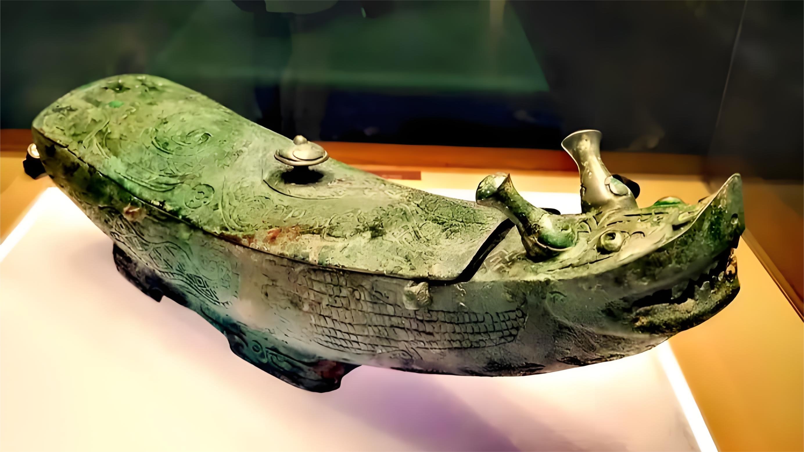 山西博物院的龍形觥是商代晚期獨一無二的青銅盛酒器，形似龍舟，飾有鼉紋（揚子鱷）與夔龍紋，為研究方國文化與青銅工藝的珍貴孤品。