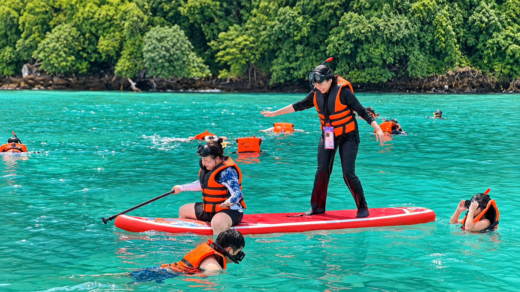 Enjoy paddle-boarding at the snorkeling spot! Enjoy paddle-boarding at the snorkeling spot!