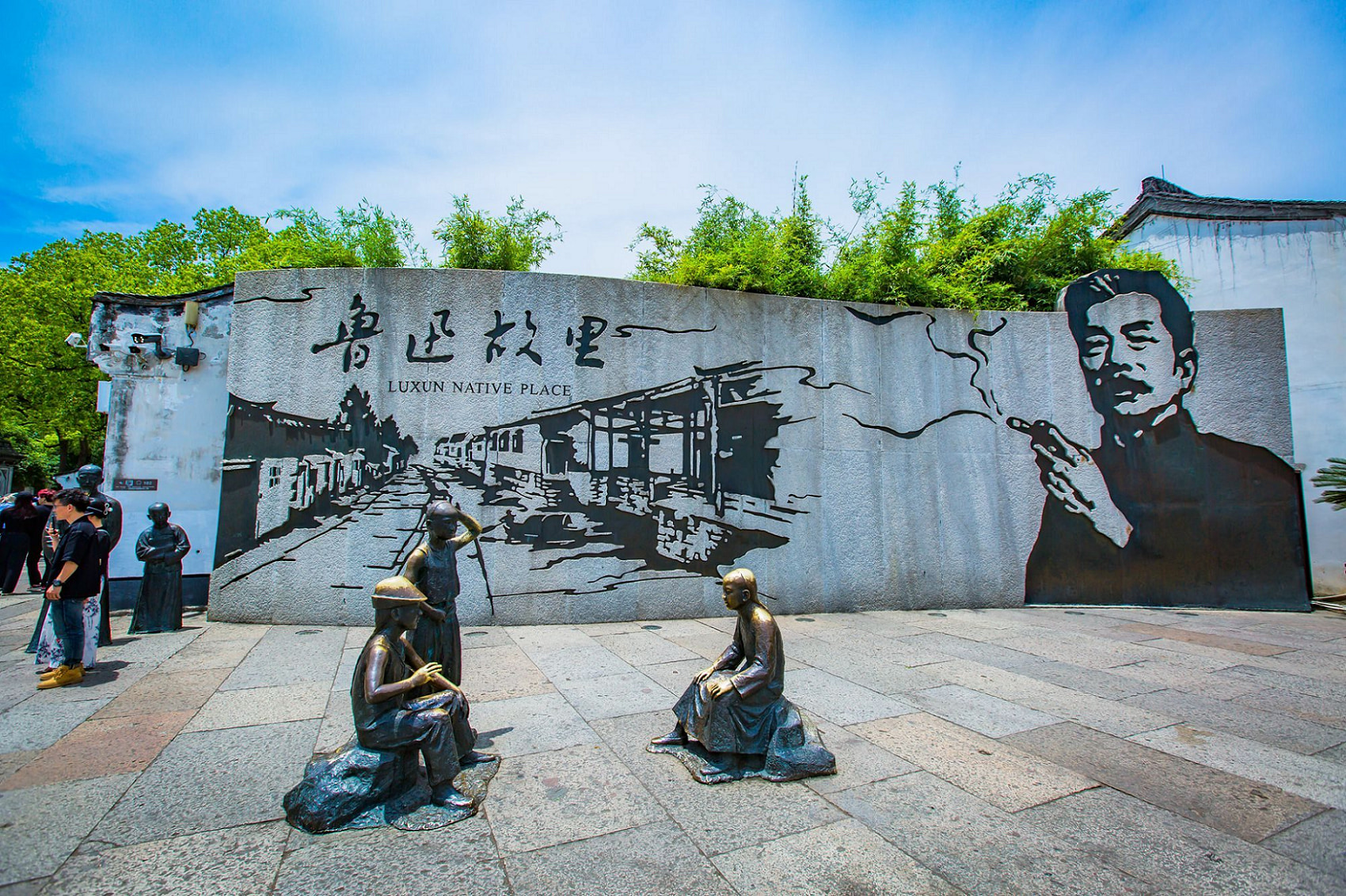 魯迅故里·沈園景區位於紹興,集歷史、文化、自然景觀於一體,含魯迅故居、沈園等,是體驗江南風情、追尋文化足跡的理想地,常有文化活動,可購紹興特色工藝品、品黃酒小吃 魯迅故里·沈園景區位於紹興,集歷史、文化、自然景觀於一體,含魯迅故居、沈園等,是體驗江南風情、追尋文化足跡的理想地,常有文化活動,可購紹興特色工藝品、品黃酒小吃