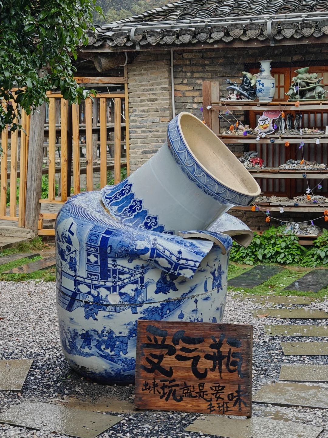 DAY2：早餐後景德鎮自由活動，體驗三寶陶藝村陶瓷DI.——民宿（推薦活動：圍爐煮茶 聞香品茗 打香篆 私湯溫泉）
車程：3H   飯店：廬山松陌民宿
早餐後，上午可以在景德鎮自由活動。景德鎮三寶陶藝村體驗陶瓷DIY,學習陶瓷文化，參與陶瓷製作
小眾藝術集合地自由行，體驗“景漂”小資生活
（活動時長3小時）