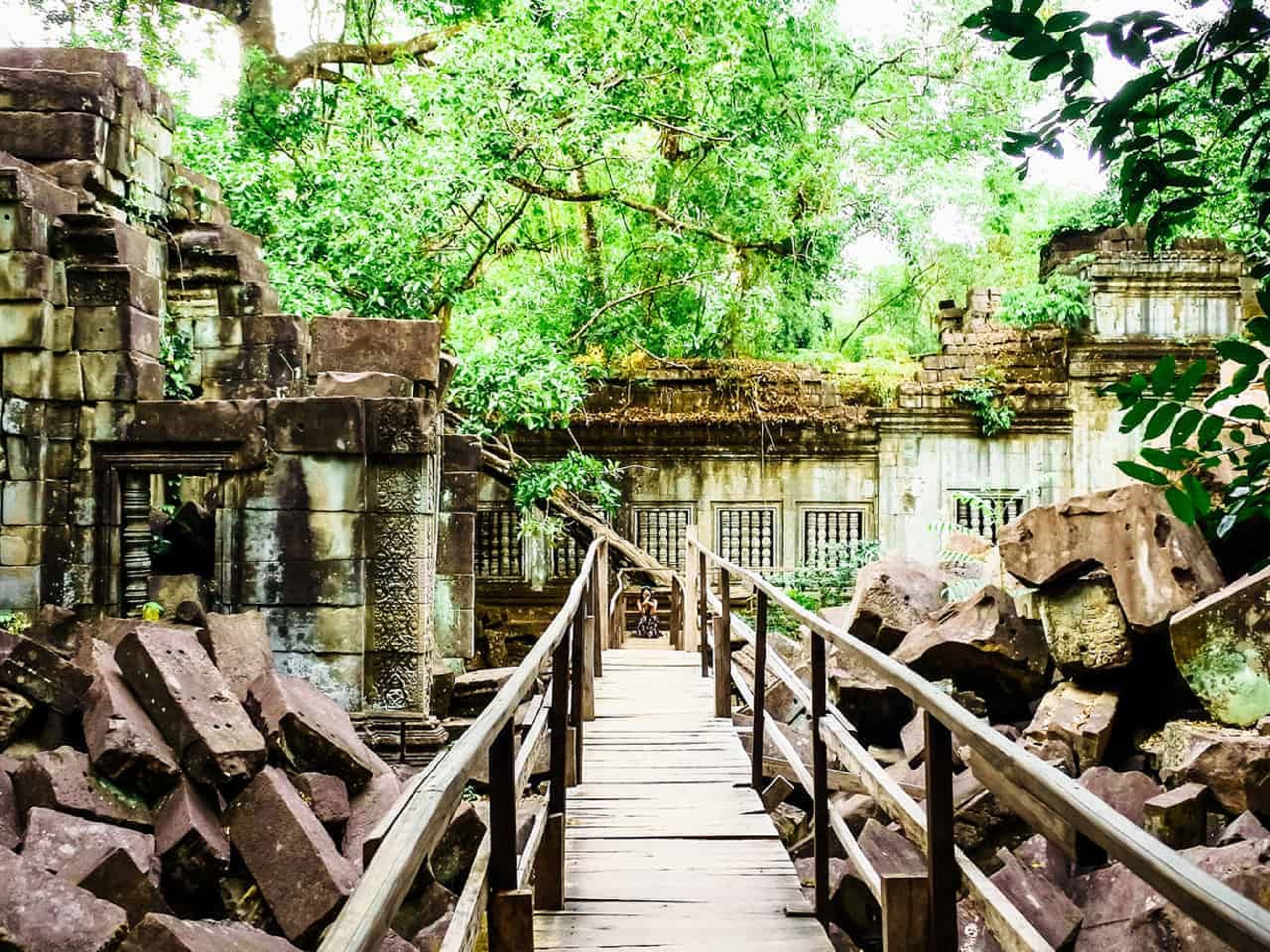 崩密列（Beng Mealea Temple）、女王宮（Banteay Srei Temple）和班提薩莫寺（Banreay Samre Temple）