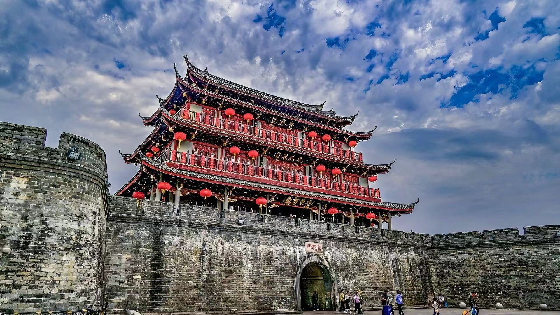 潮州廣濟門城樓（俗稱 “東門樓”）是潮州古城地標、省級文保單位，明洪武三年（1370 年）建，三層宮殿式閣樓，登樓可俯瞰韓江與廣濟橋。