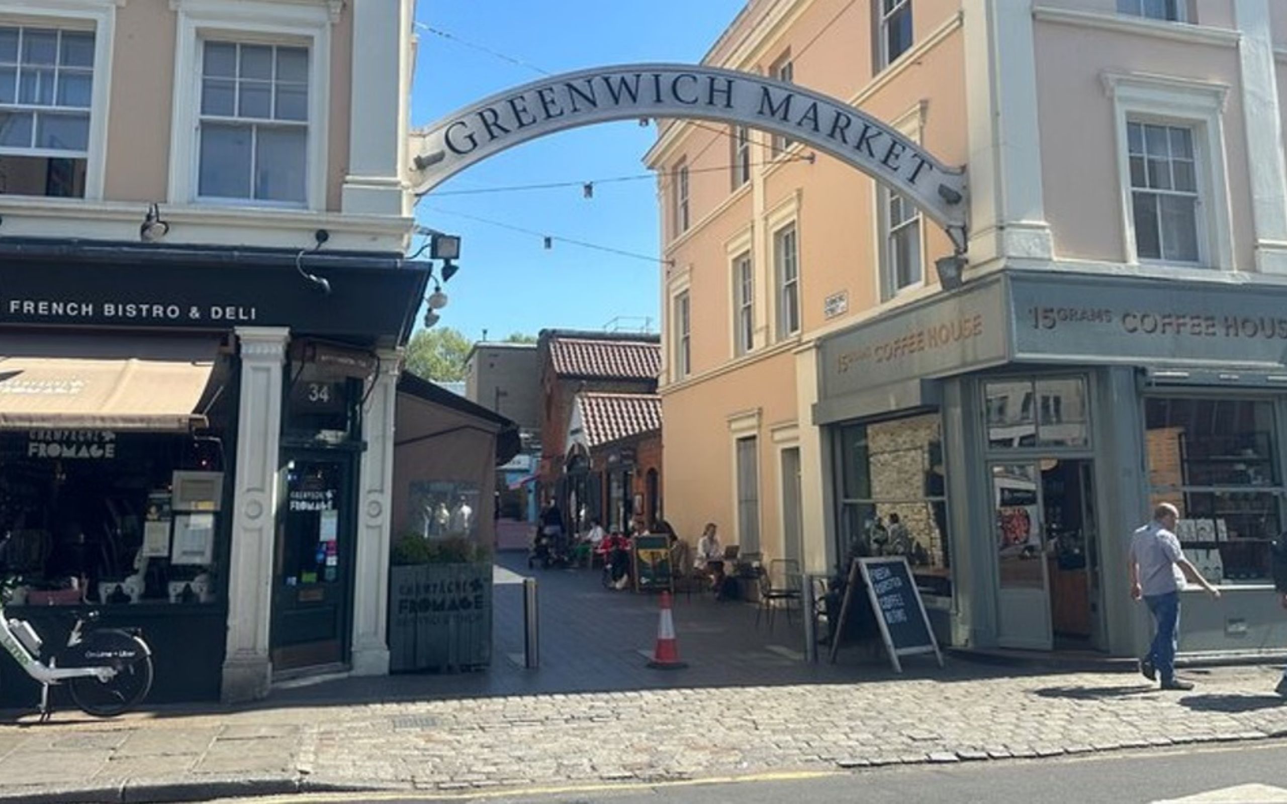 在著名的格林威治市集入口,探索手作工藝品、品嚐美味小吃,感受熱鬧氛圍 在著名的格林威治市集入口,探索手作工藝品、品嚐美味小吃,感受熱鬧氛圍