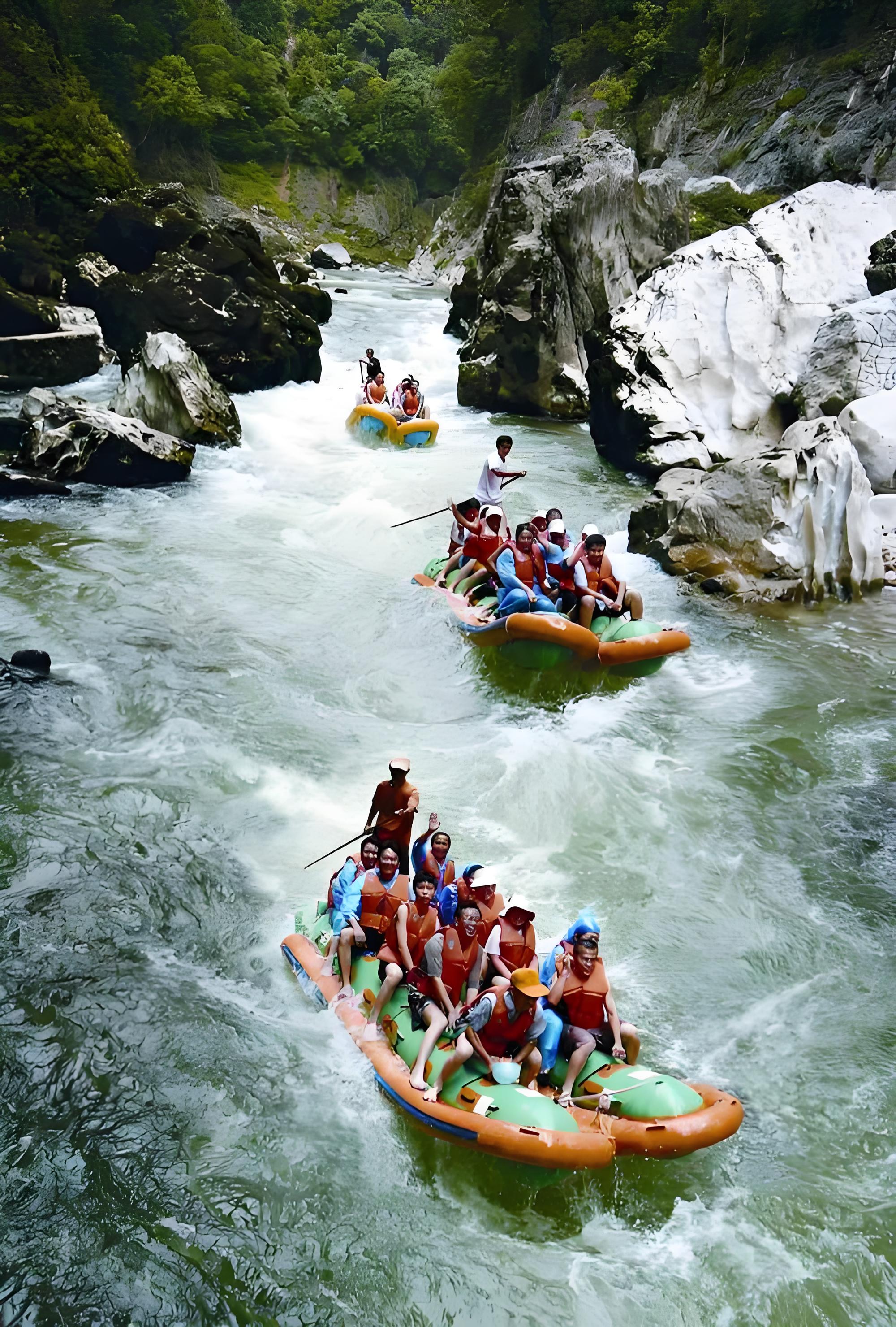Zhangjiajie Mengdong River Water Rafting, Sightseeing, and Water Battle Experience (Private Chartered Activity)