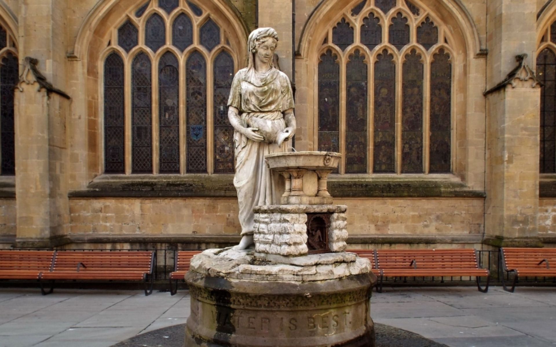 在市中心展開您的解謎冒險,探索巴斯修道院。 在市中心展開您的解謎冒險,探索巴斯修道院。