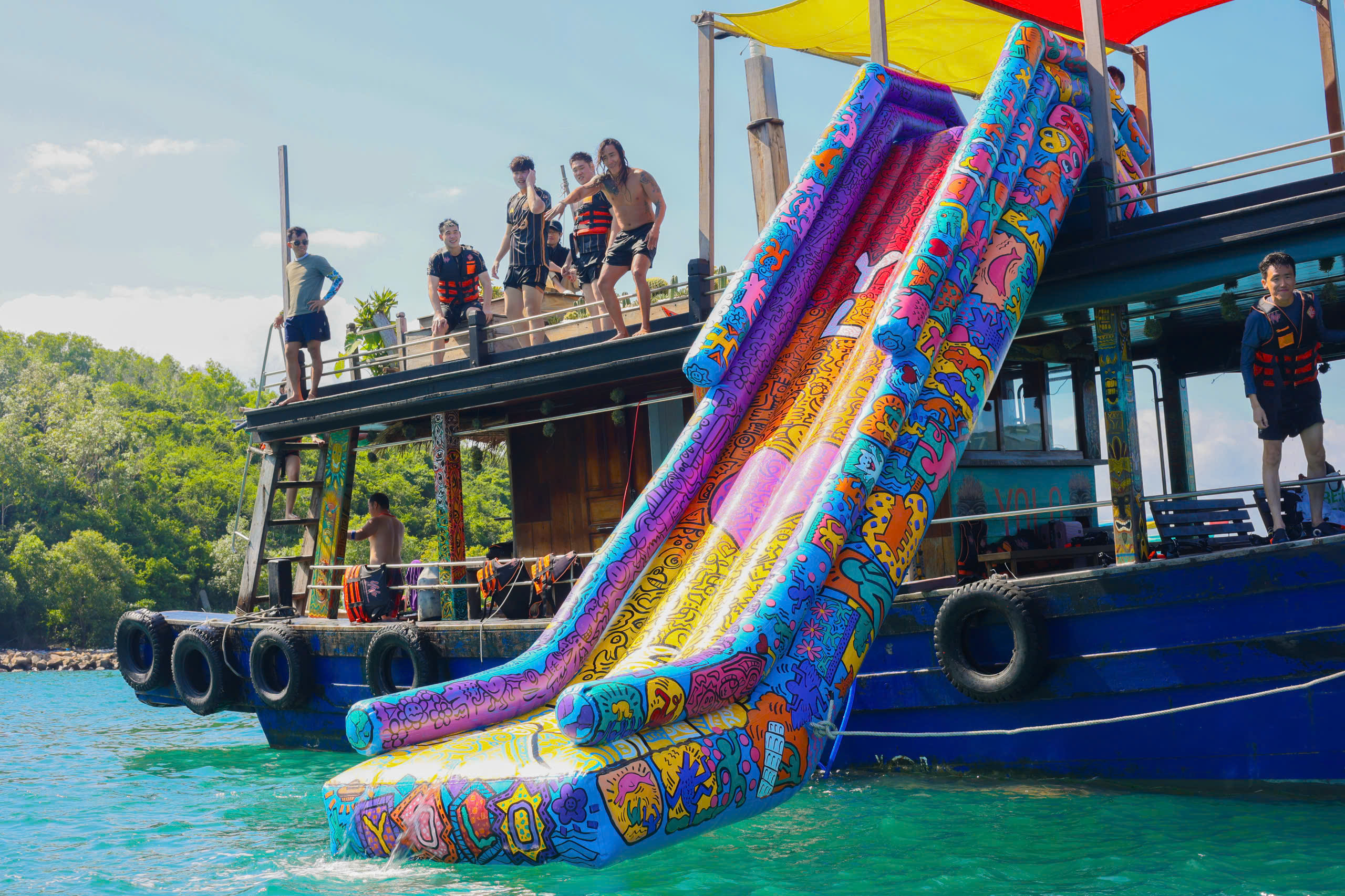 在船上享用燒烤,欣賞美景 在船上享用燒烤,欣賞美景