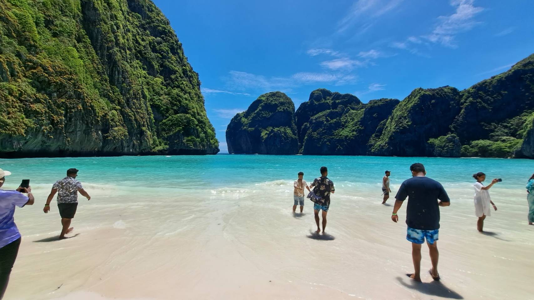 甲米 (Krabi)：乘坐 Meka 雙體船前往皮皮島 (Phi Phi Islands) 的一日遊