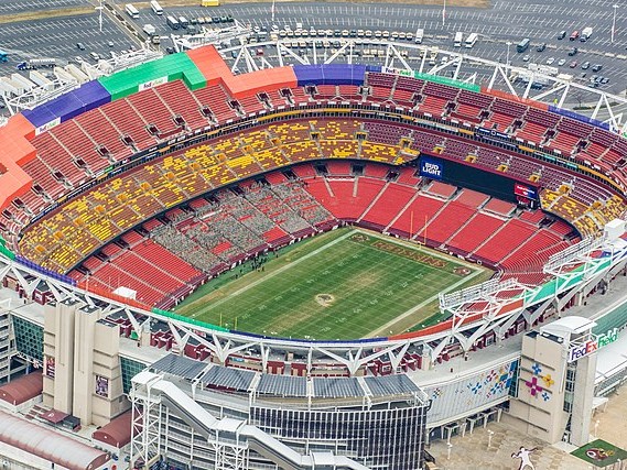 華盛頓指揮官隊（Washington Commanders）在西北體育場（Northwest Stadium）的橄欖球比賽