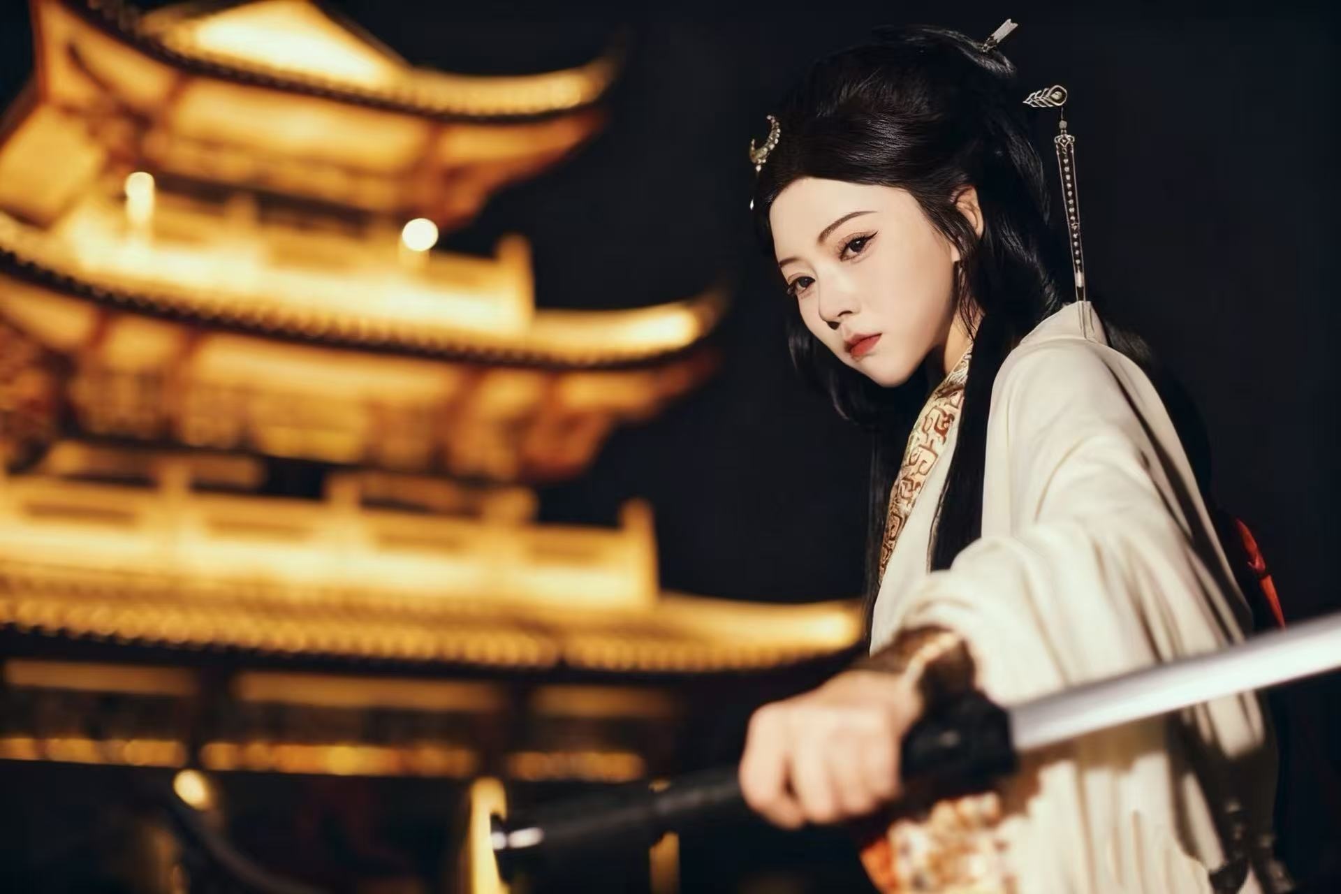 會用場景與故事引導你入戲：或許是讓你手持團扇，在掛滿燈籠的庭院裡慢步，捕捉裙襬輕揚的瞬間