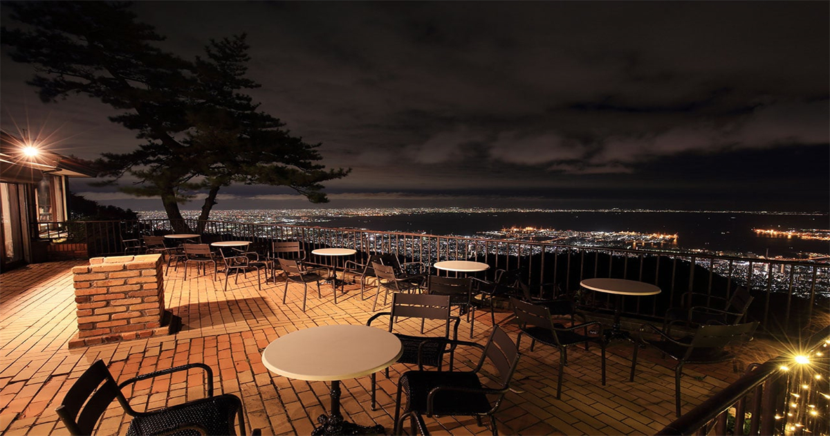 被譽為日本三大夜景的觀景勝地，從六甲山天覽臺可俯瞰神戶璀璨燈火，視野延伸至明石海峽。可乘坐纜車上山（費用自理），觀賞被稱為“千萬美元夜景”的燈光盛景。8月至11月藝術節期間天覽臺需另購門票。