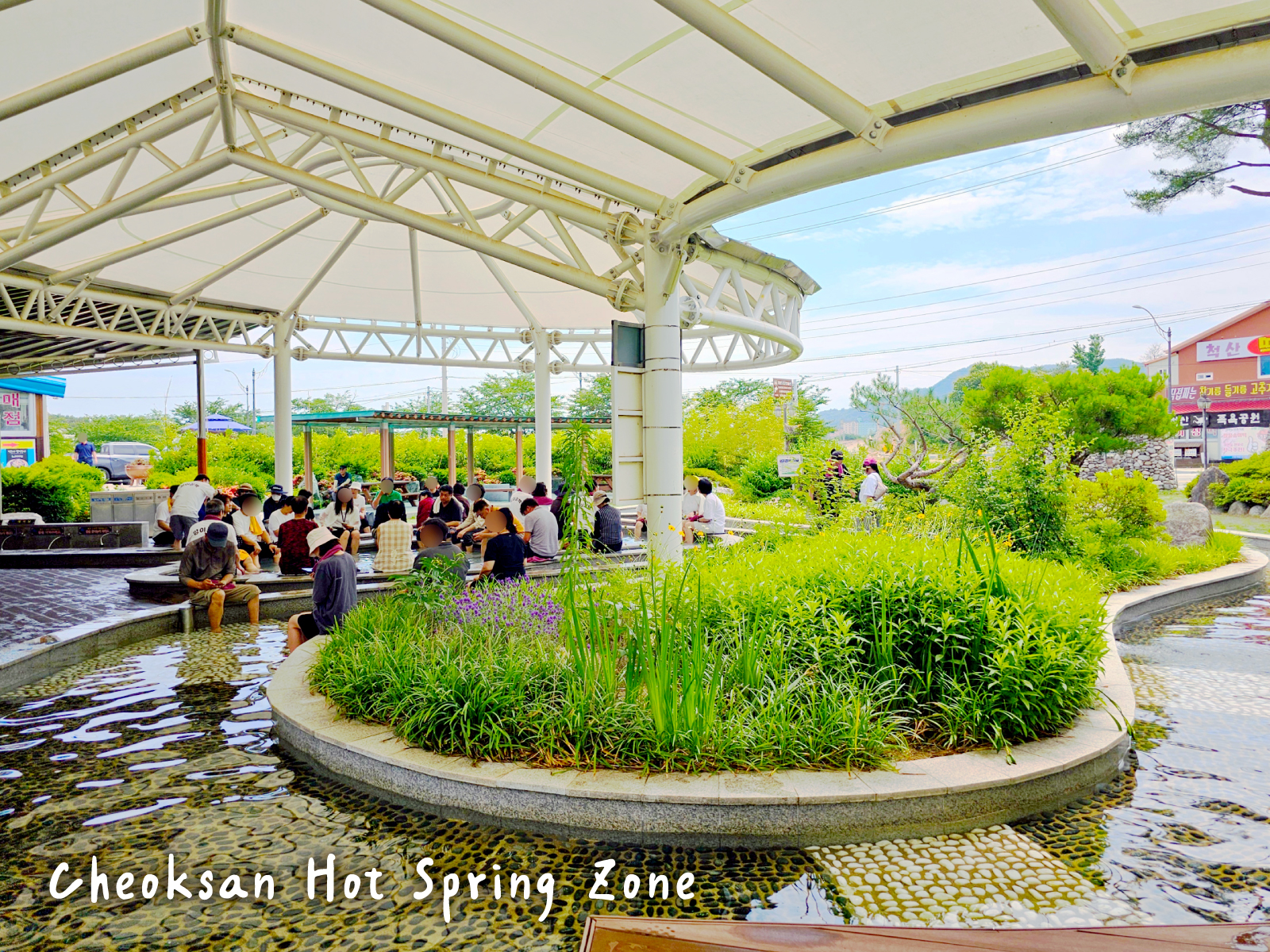 在尺山溫泉足浴公園放鬆身心，一整天探險後，讓溫暖療癒的泉水舒緩您疲憊的雙腳。