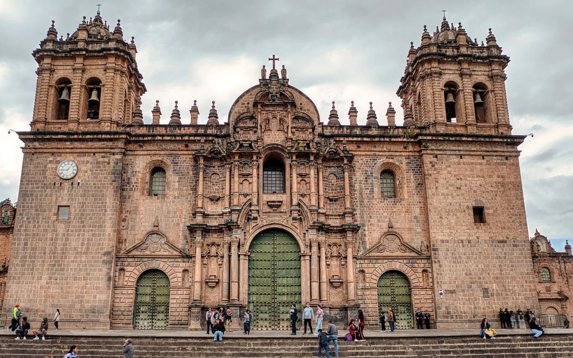 讚嘆歷史悠久的庫斯科大教堂,欣賞其殖民時期的宏偉建築與宗教藝術。 讚嘆歷史悠久的庫斯科大教堂,欣賞其殖民時期的宏偉建築與宗教藝術。