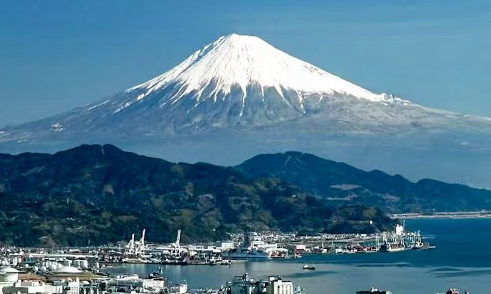 從清水港口出發的遊覽船遠眺海上富士山，根據天氣情況可能看不到