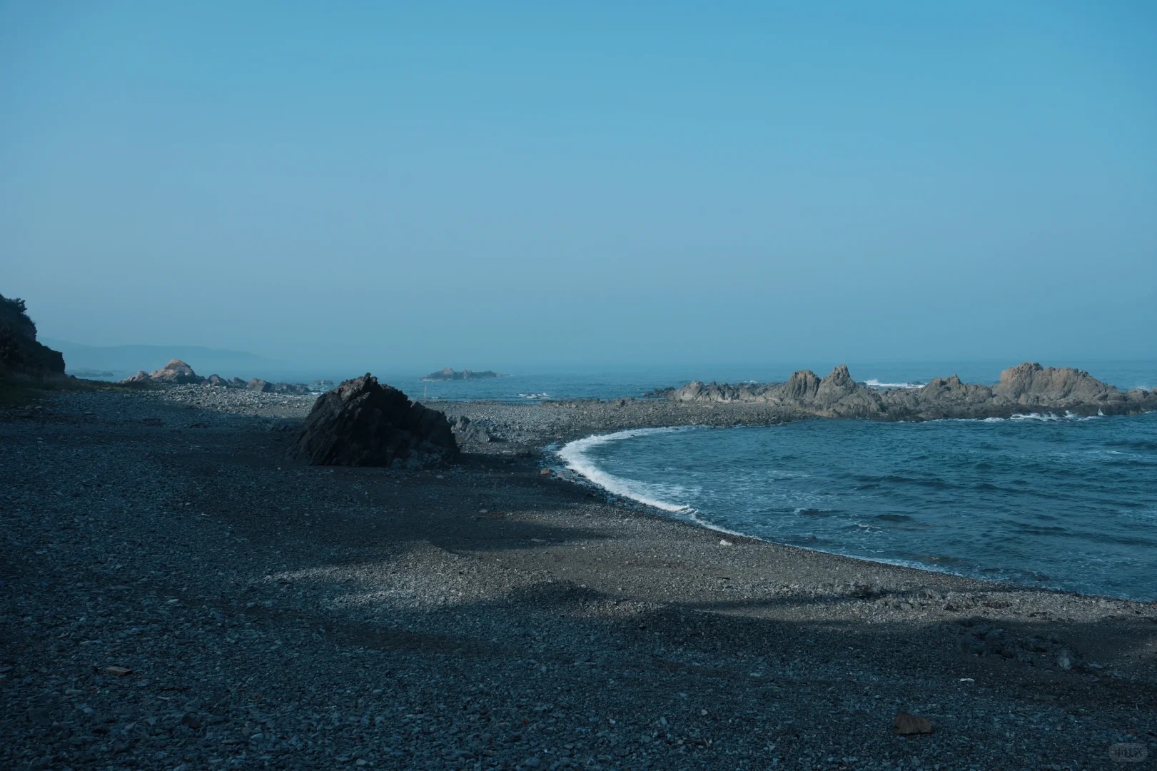 在金沙灘衝浪，別忘了趁海上生明月的時候品嚐海鮮。金沙灘有三寶，分別是海參、鮑魚、螃蟹